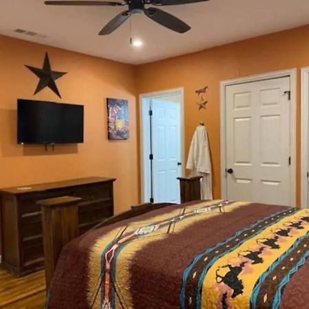 Stockyards!-1 Block Away ! Cowboy Cottage Sleeps 9 Fort Worth Exterior foto
