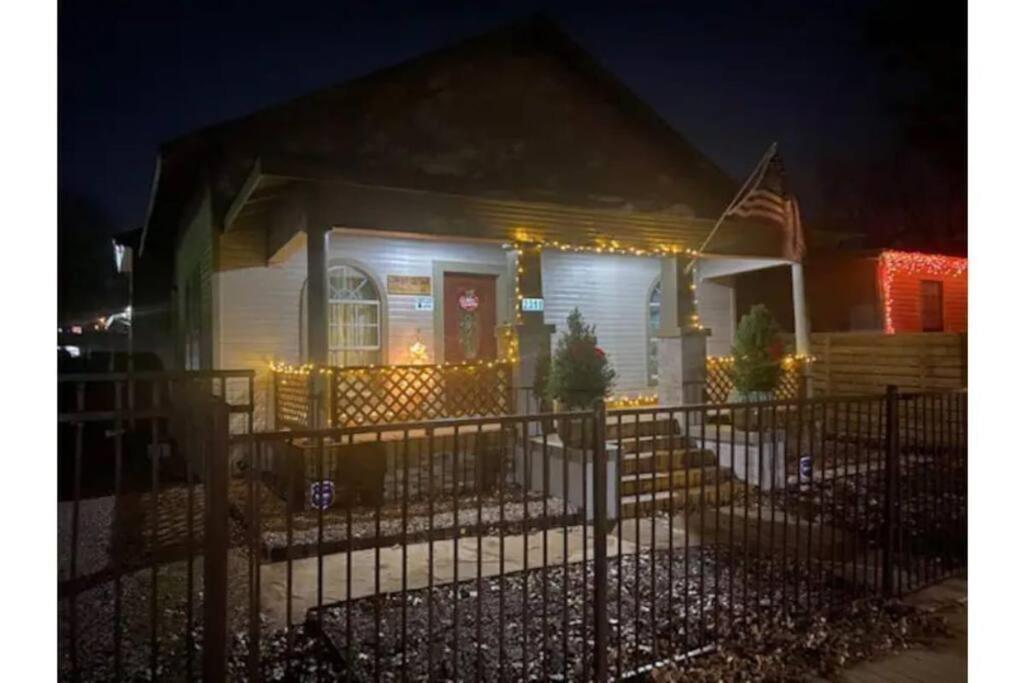 Stockyards!-1 Block Away ! Cowboy Cottage Sleeps 9 Fort Worth Exterior foto