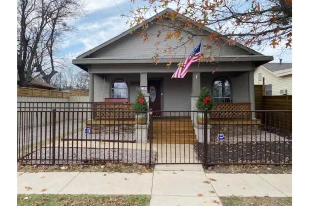 Stockyards!-1 Block Away ! Cowboy Cottage Sleeps 9 Fort Worth Exterior foto