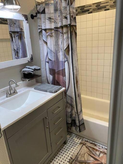 Stockyards!-1 Block Away ! Cowboy Cottage Sleeps 9 Fort Worth Exterior foto