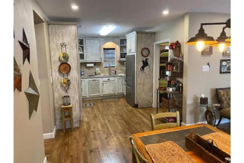 Stockyards!-1 Block Away ! Cowboy Cottage Sleeps 9 Fort Worth Exterior foto