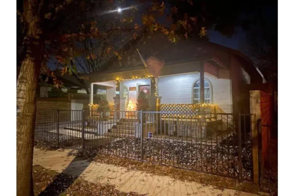 Stockyards!-1 Block Away ! Cowboy Cottage Sleeps 9 Fort Worth Exterior foto
