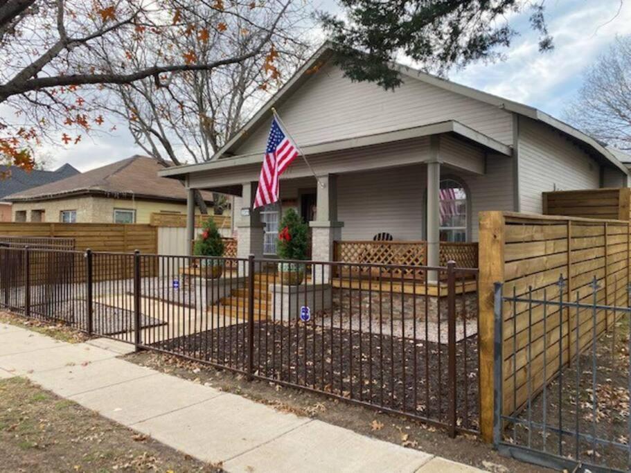 Stockyards!-1 Block Away ! Cowboy Cottage Sleeps 9 Fort Worth Exterior foto